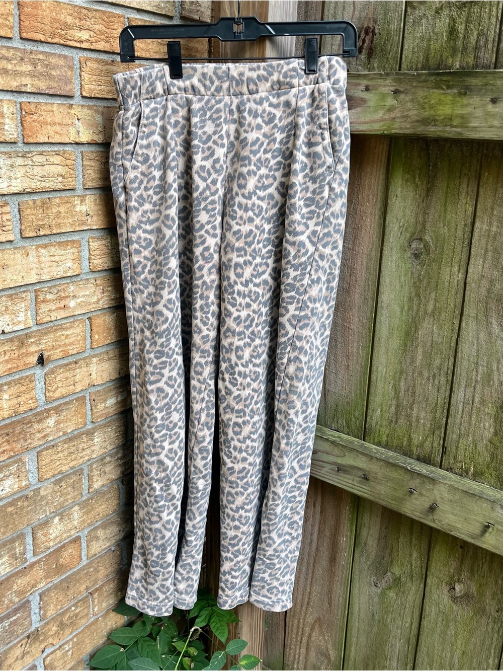 Aerie Wide-Leg Leopard Print Sweatpants in Beige and Gray